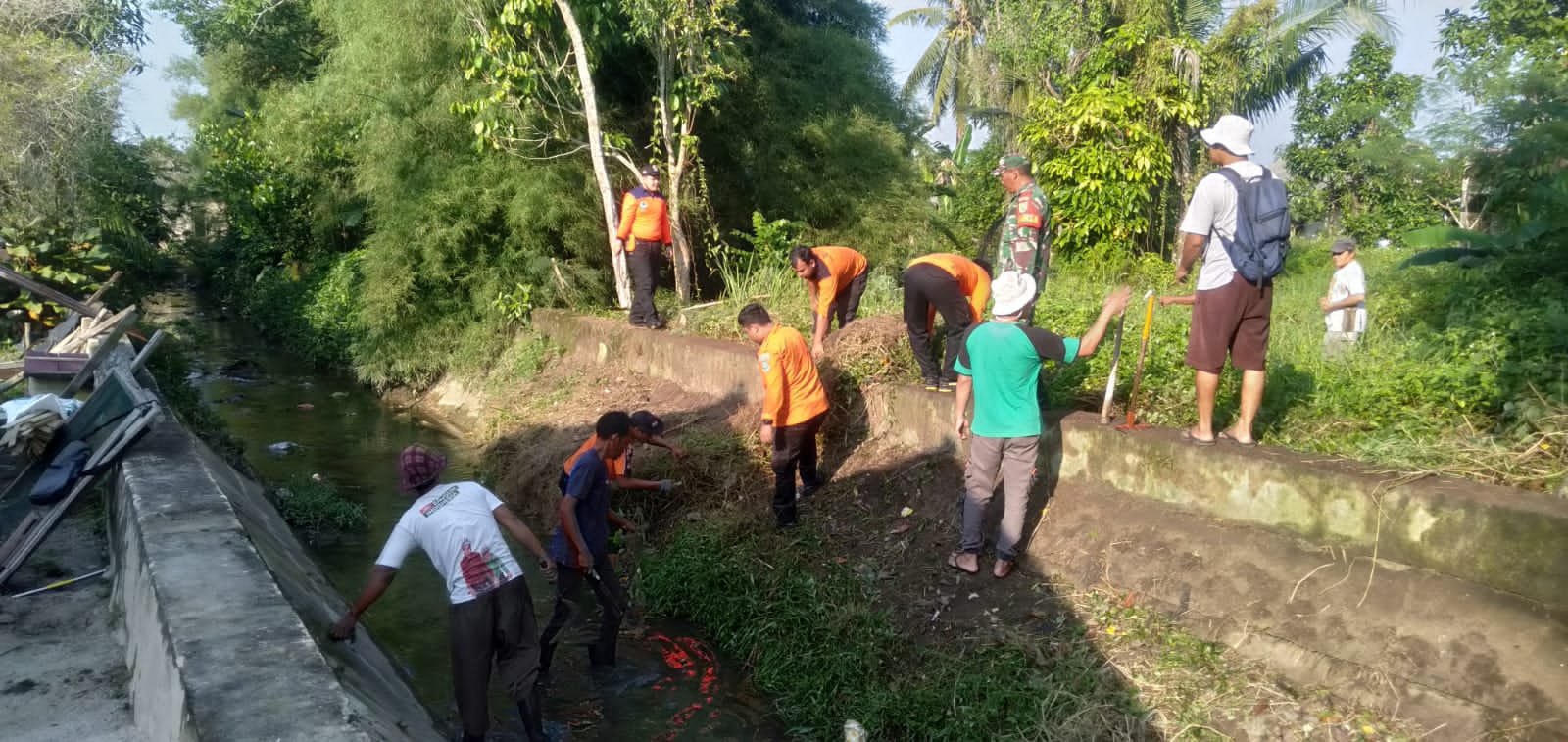 Antisipasi Banjir Babinsa Bukit Sari Bersama Masyarakat Laksanakan Gotong Royong Pembersihan Parit dan Sungai