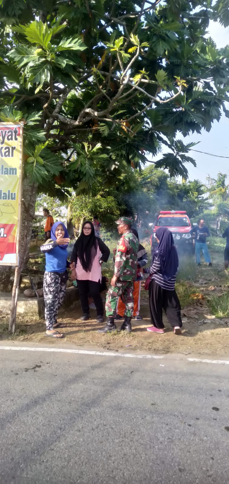 Antisipasi Banjir Babinsa Bukit Sari Bersama Masyarakat Laksanakan Gotong Royong Pembersihan Parit dan Sungai