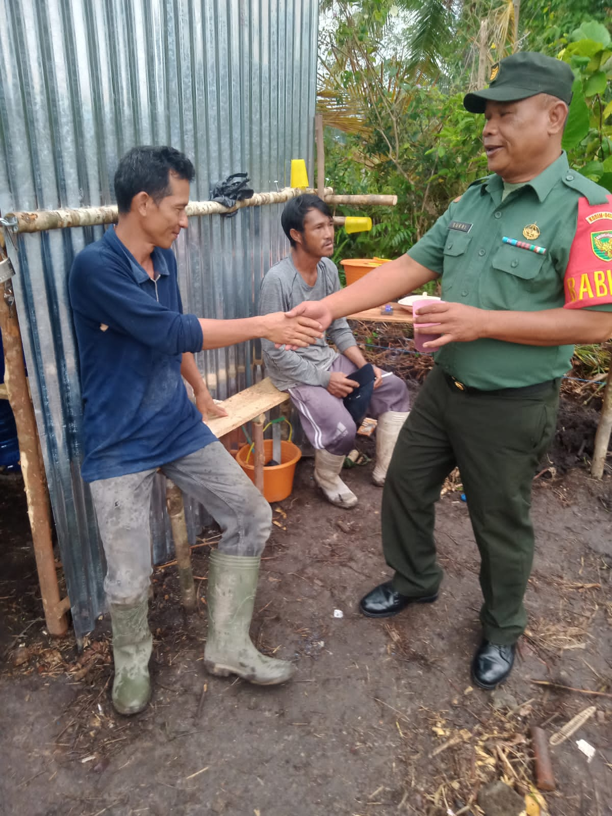 Babinsa Berbincang-bincang Santai Bersama Warga Binaan