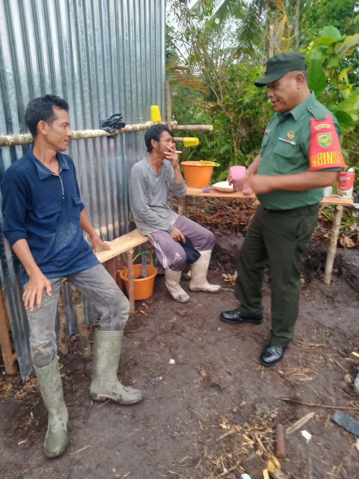 Babinsa Berbincang-bincang Santai Bersama Warga Binaan