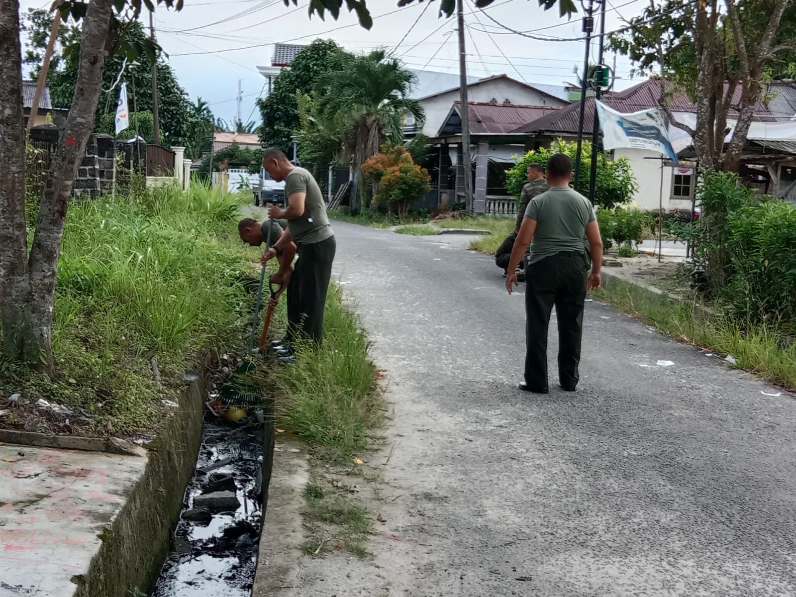 Jaga Kebersihan Lingkungan Panti Asuhan Bati Tuud Bersama Babinsa Lakukan Ini!