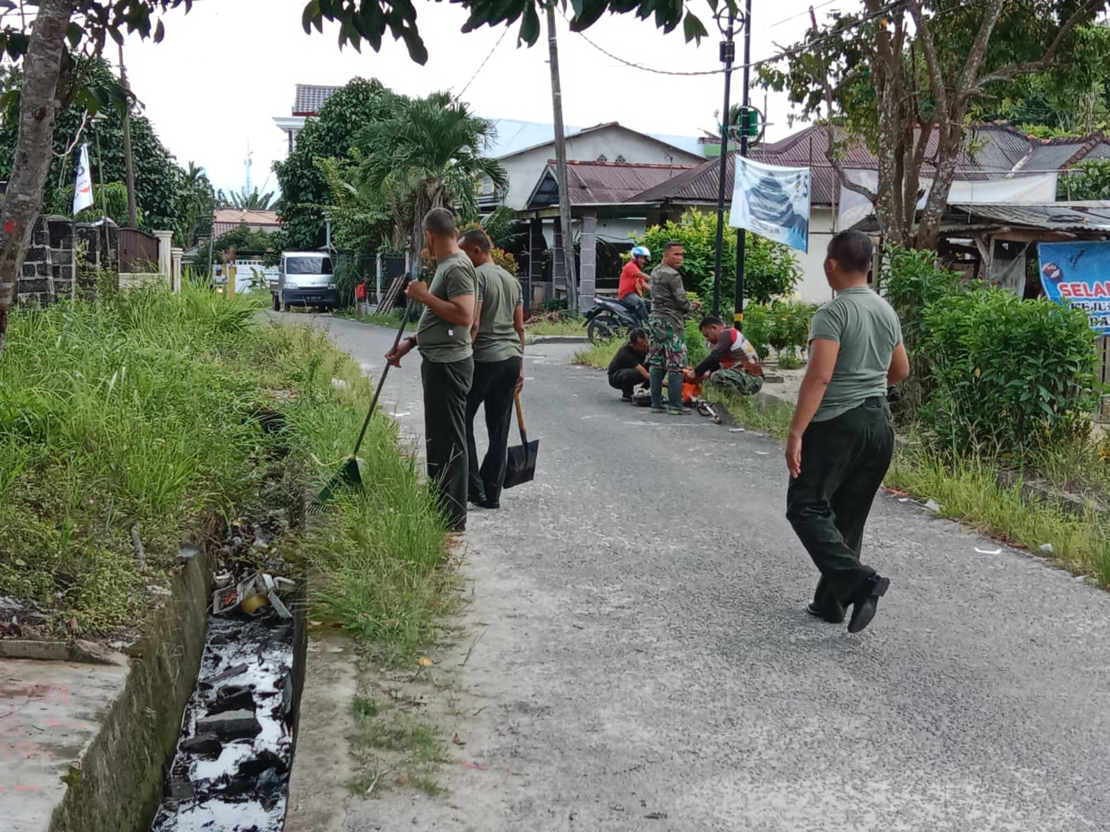 Jaga Kebersihan Lingkungan Panti Asuhan Bati Tuud Bersama Babinsa Lakukan Ini!