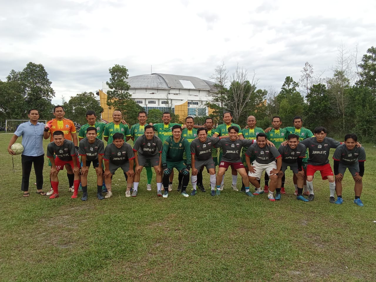 Serunya Pertandingan Persahabatan Pemprov Legends Melawan Junalis FC dengan Skor Imbang 