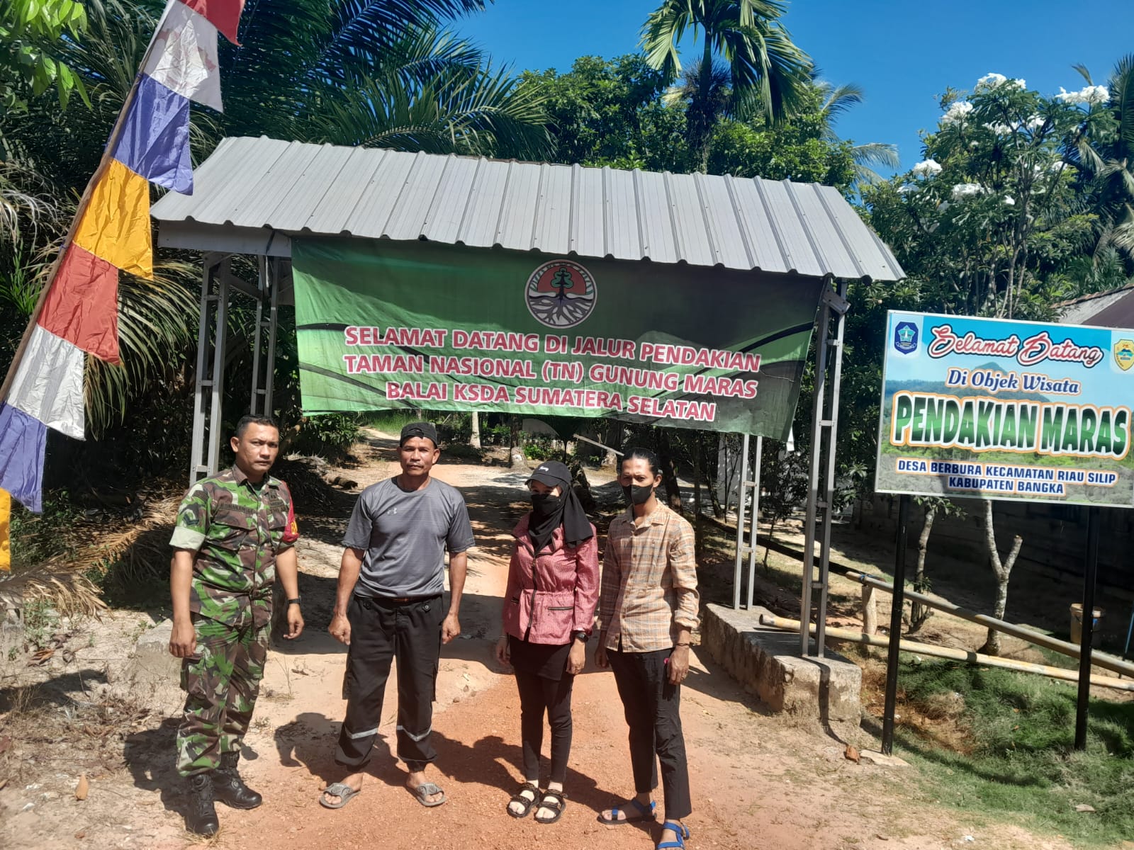 Babinsa Berbura Laksanakan Anjangsana Ke penjaga Posko Objek Wisata Gunung Maras