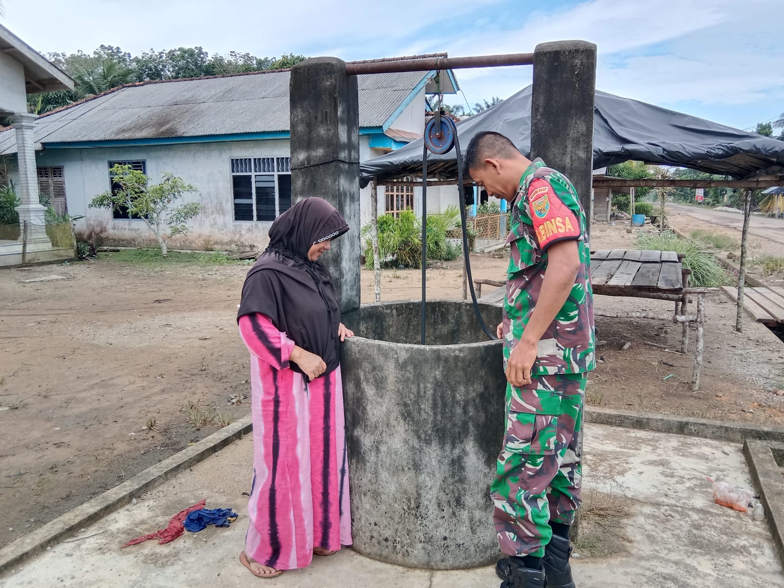 Babinsa Koramil 431-03/Kelapa Pastikan Wilayahnya Aman dari Kekeringan Melalui Komsos