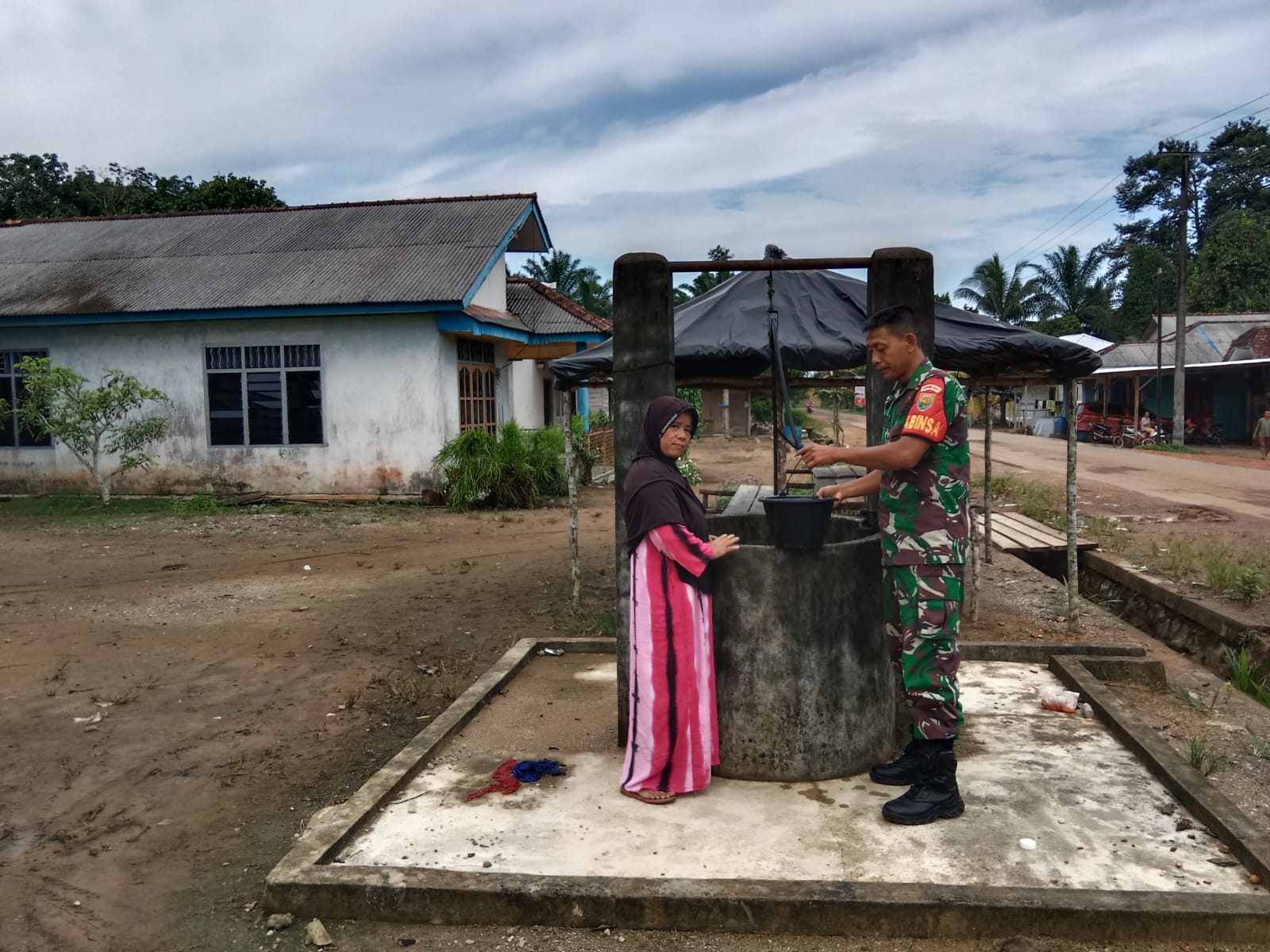 Babinsa Koramil 431-03/Kelapa Pastikan Wilayahnya Aman dari Kekeringan Melalui Komsos