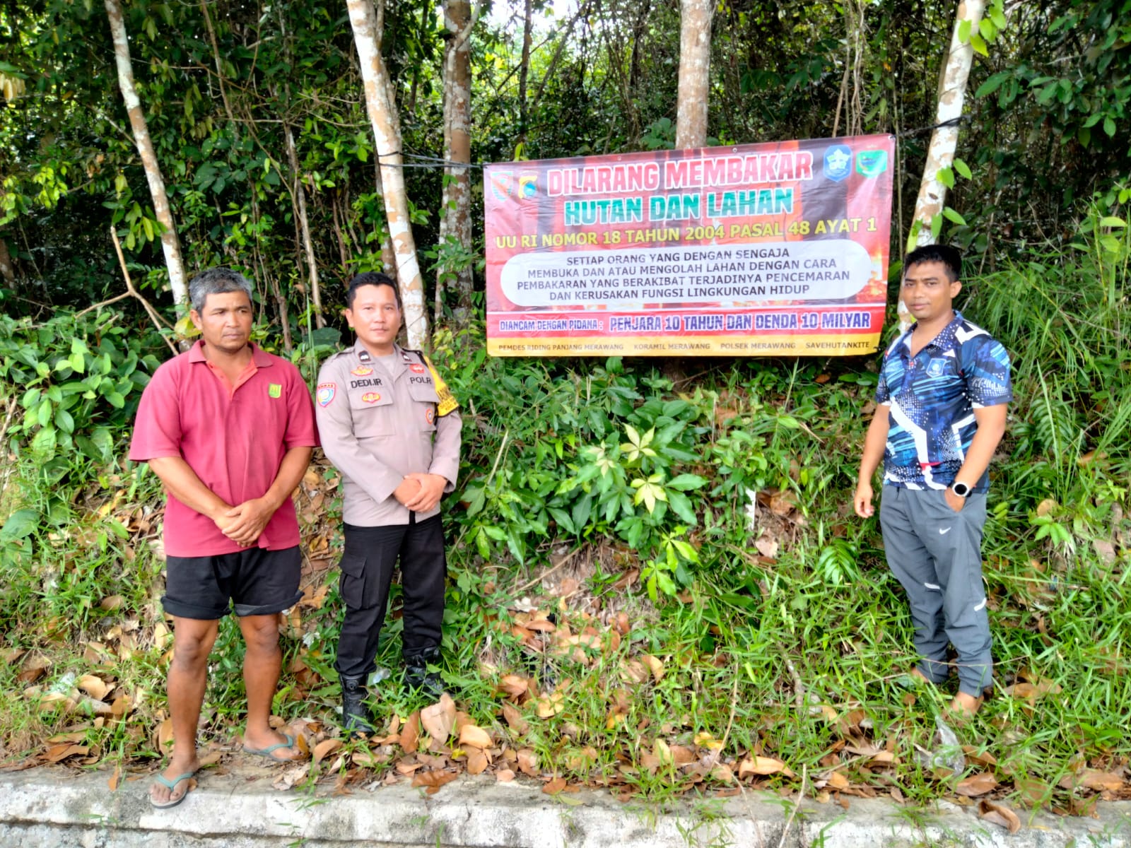 Bhabinkamtibmas Desa Riding Panjang Polsek Merawang Beri Himbauan kepada Masyarakat Melalui Pemasangan Spanduk