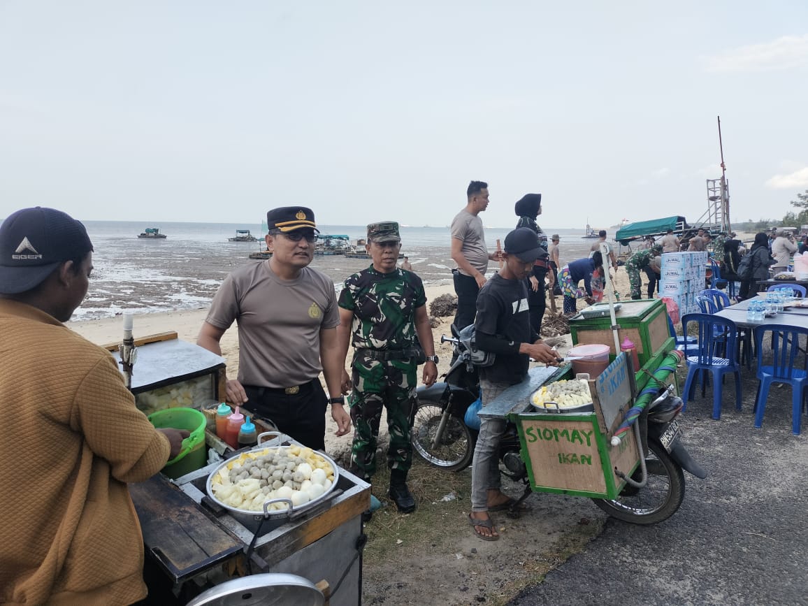 Pasi OPS Kodim 0431/Babar Ikuti Acara Besih-bersih Pantai dalam Rangka HUT RI ke-78