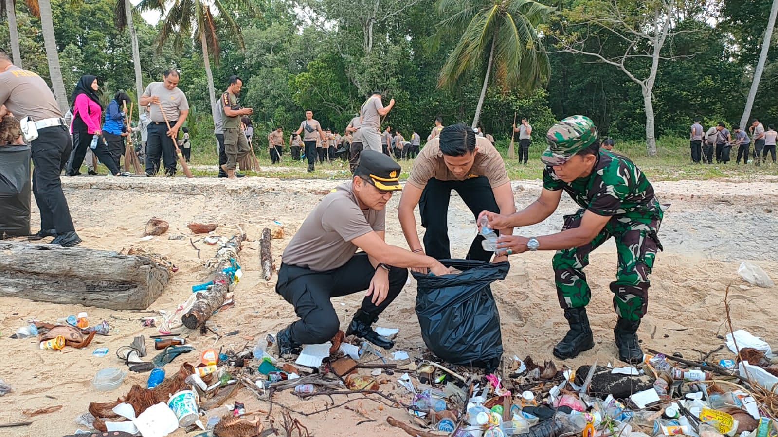 Pasi OPS Kodim 0431/Babar Ikuti Acara Besih-bersih Pantai dalam Rangka HUT RI ke-78