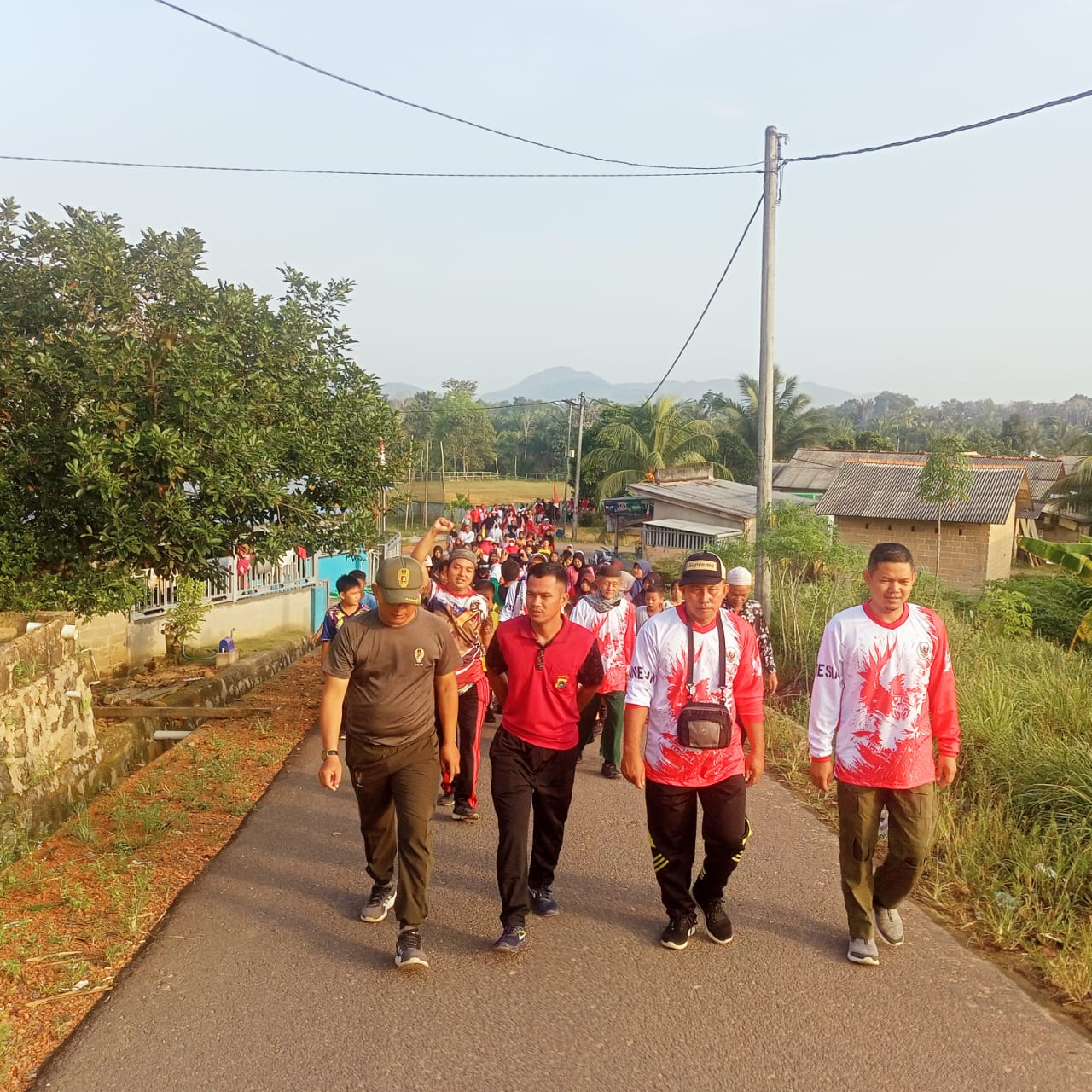 Menumbuh Rasa Kebersamaan dengan Warga Binaan, Babinsa Ikuti Jalan Santai