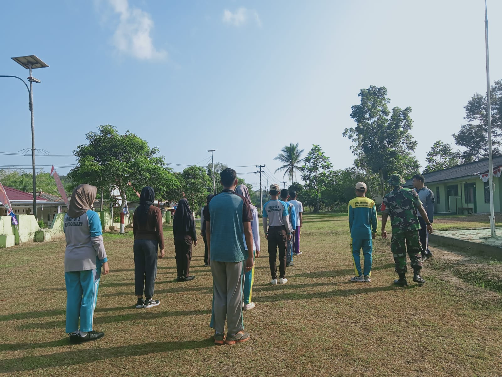 Tanamkan Sikap Displin Babinsa Mendo Barat Bersama Polsek Latih Paskibraka Tingkat Kecamatan