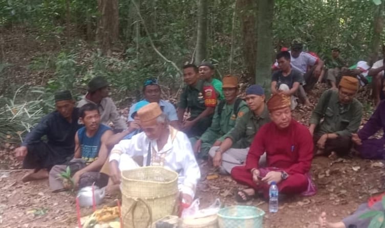 Babinsa Koramil 431-02/Mentok Hadiri Acara Adat Ceriak Gunung Desa Pelangas