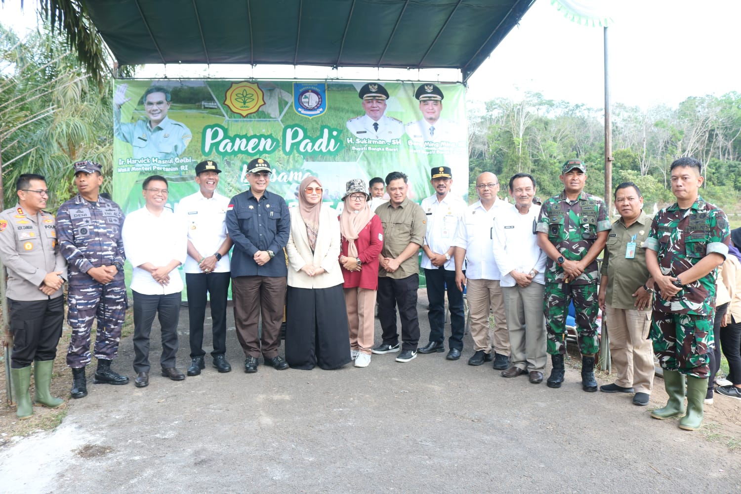 Danrem 045/Garuda Jaya Panen Padi Bersama Wakil Menteri Pertanian RI di Bangka Barat