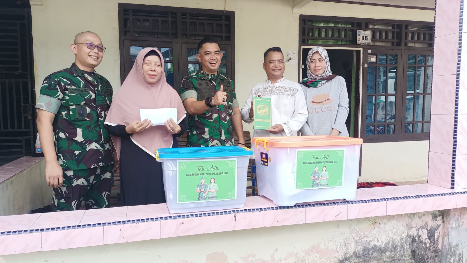 Dandim 0413/Bangka Berikan Tali Asih Danrem Kepada Orang Tua Bunga Puspita Sari Capaska Nasional Dari Provinsi Kep Babel