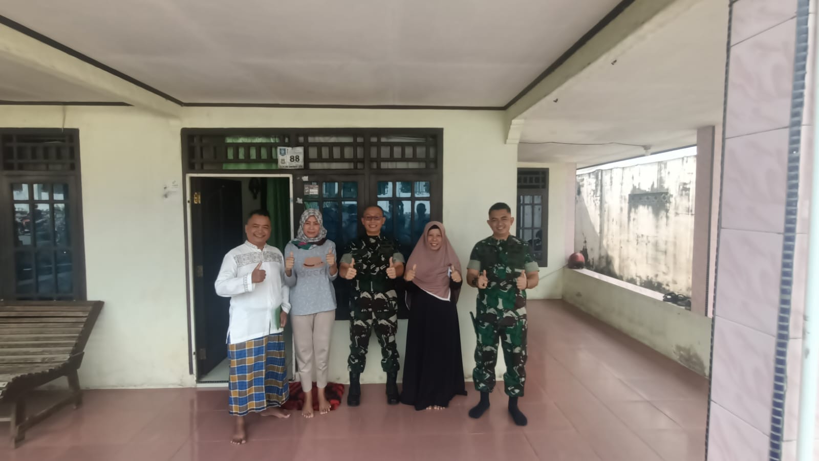 Dandim 0413/Bangka Berikan Tali Asih Danrem Kepada Orang Tua Bunga Puspita Sari Capaska Nasional Dari Provinsi Kep Babel