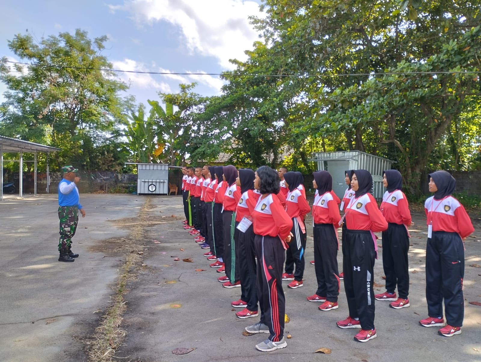 Tanamkan Sikap Displin Babinsa Sungailiat Latihkan Paskibraka Tingkat Kabupaten