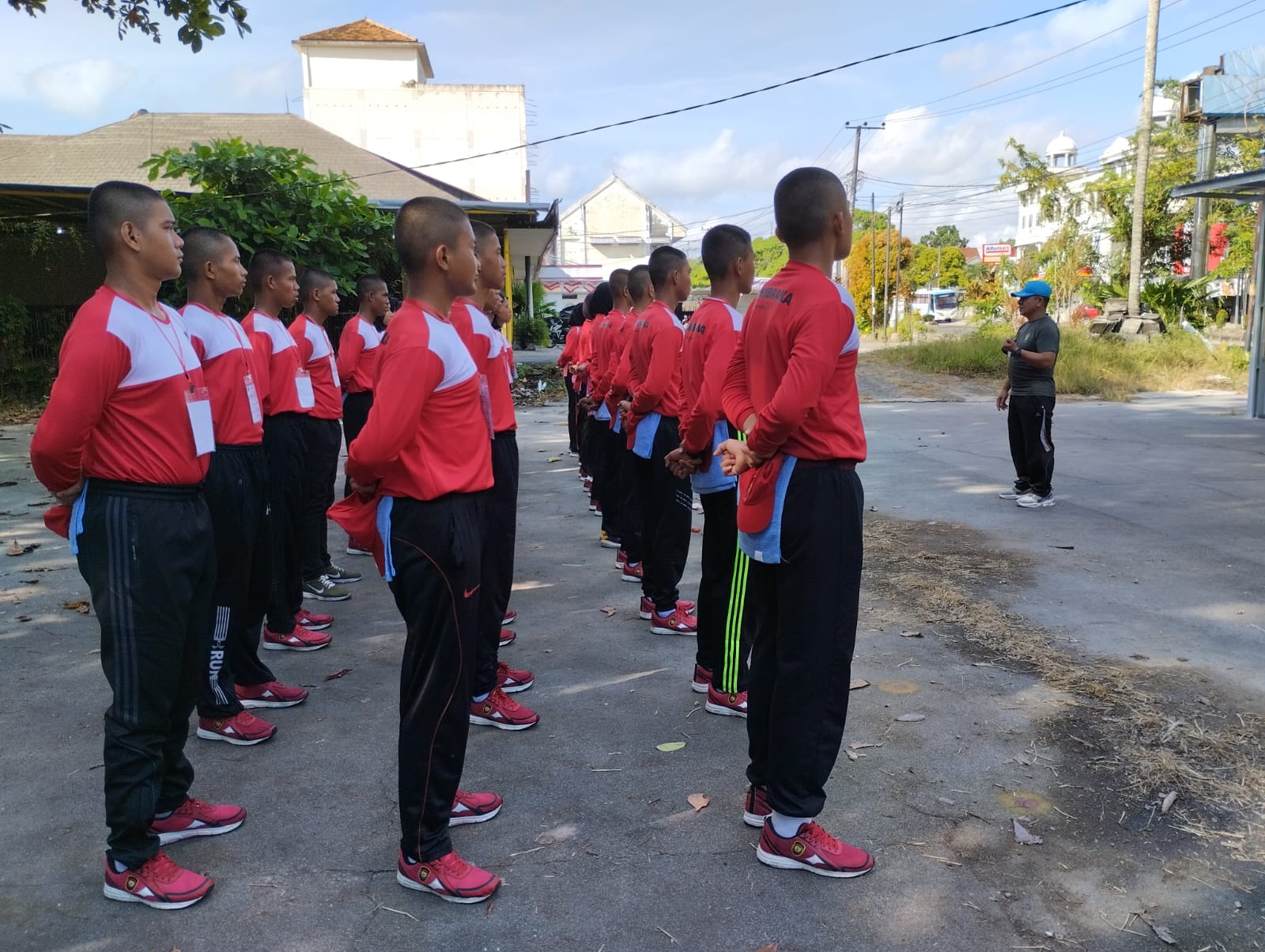 Tanamkan Sikap Displin Babinsa Sungailiat Latihkan Paskibraka Tingkat Kabupaten