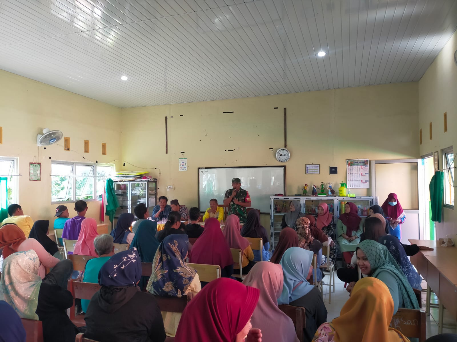 Jalin Silahturahim Tidak Putus, Babinsa Koramil 431-02/Mentok Melaksanakan Komsos Bersama Kepala Sekolah SDN 8 dan Wali Murid Desa Air Belo