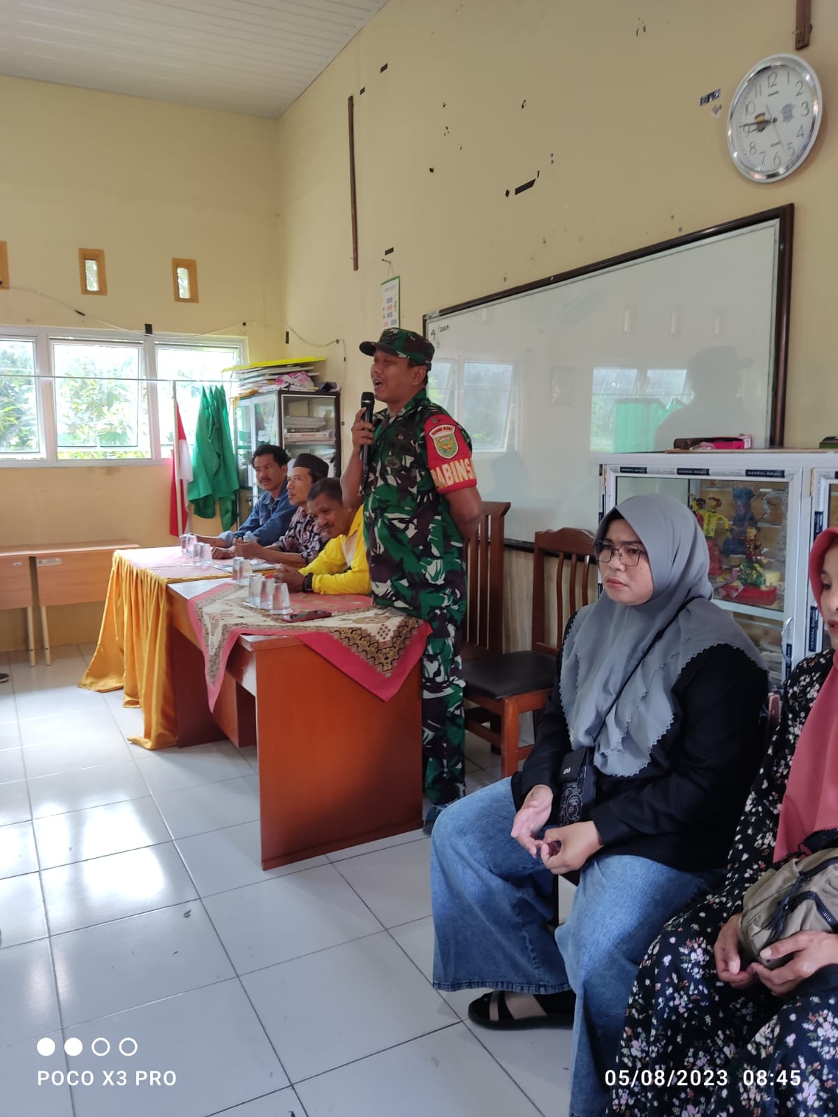 Jalin Silahturahim Tidak Putus, Babinsa Koramil 431-02/Mentok Melaksanakan Komsos Bersama Kepala Sekolah SDN 8 dan Wali Murid Desa Air Belo