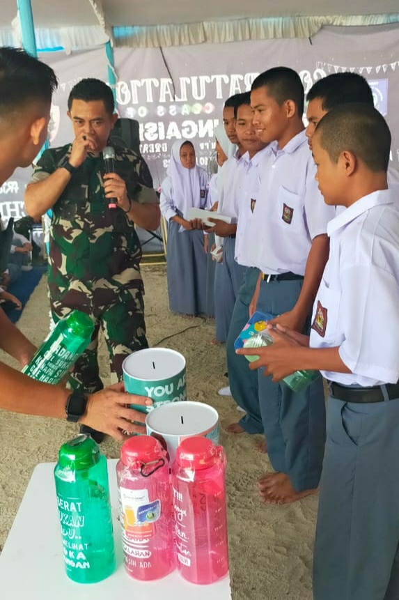 Dandim 0413/Bangka Berikan Bantuan Peralatan Olahraga dan Materi Wasbang Kepada SMA Negeri di Bangka Tengah