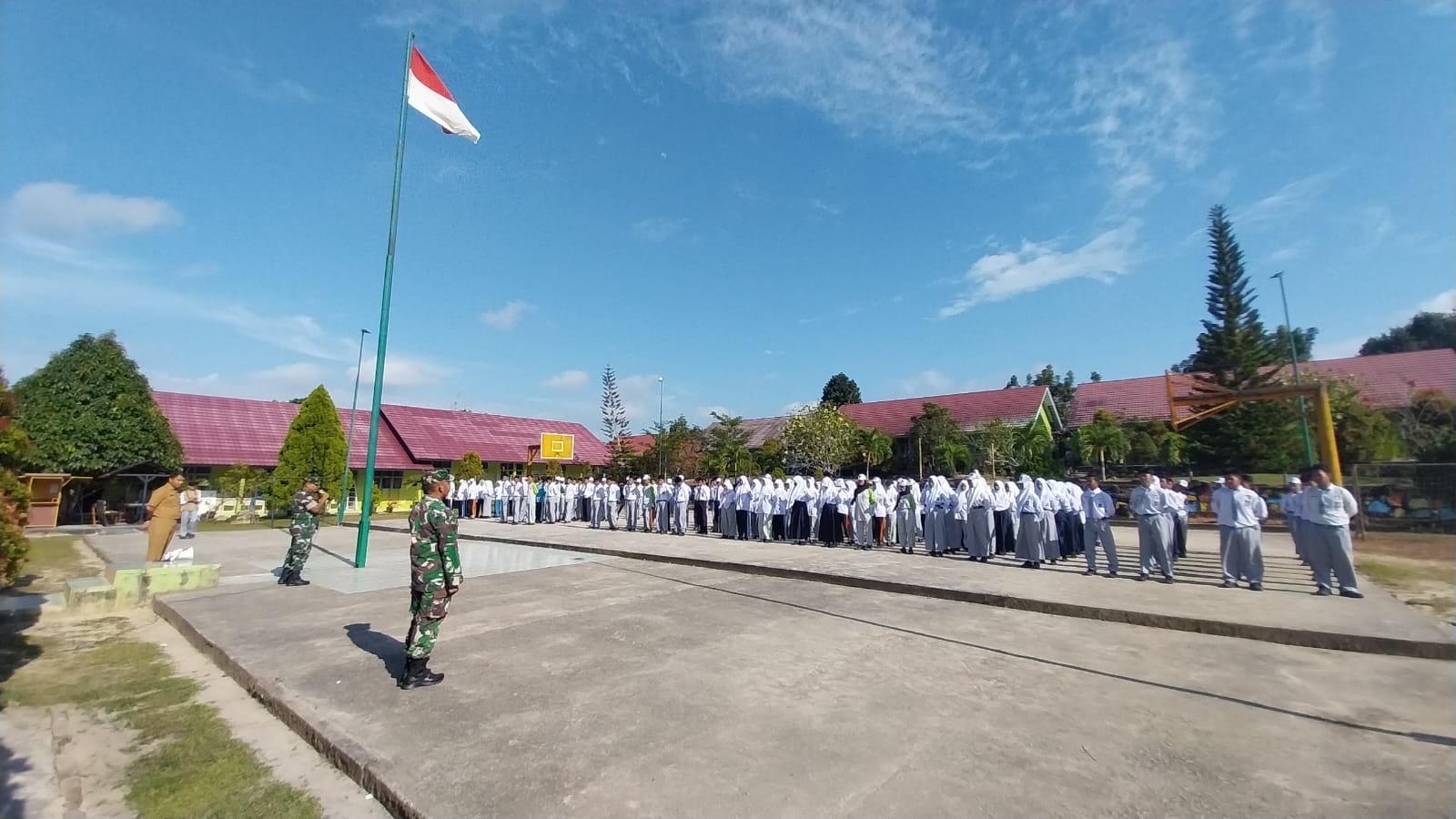 Mantapkan Karakter Bangsa Danpos Puding Besar Koramil 03/Merawang Berikan Latihan PBB di SMA Negeri 1 Puding Besar