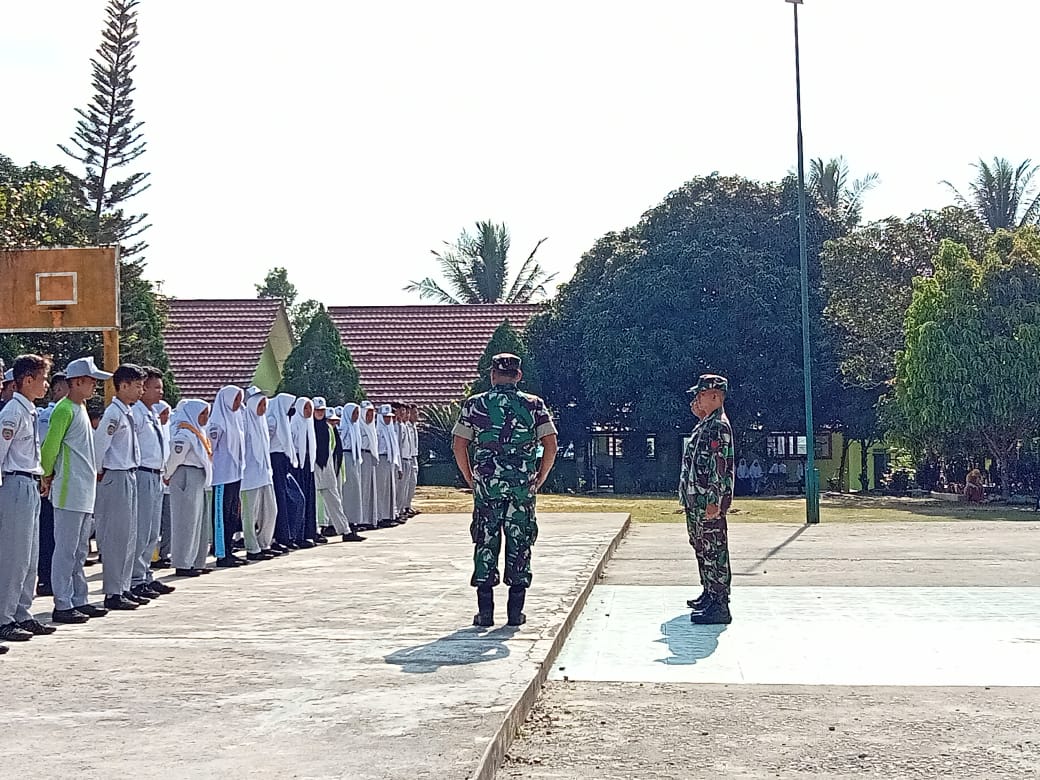 Mantapkan Karakter Bangsa Danpos Puding Besar Koramil 03/Merawang Berikan Latihan PBB di SMA Negeri 1 Puding Besar