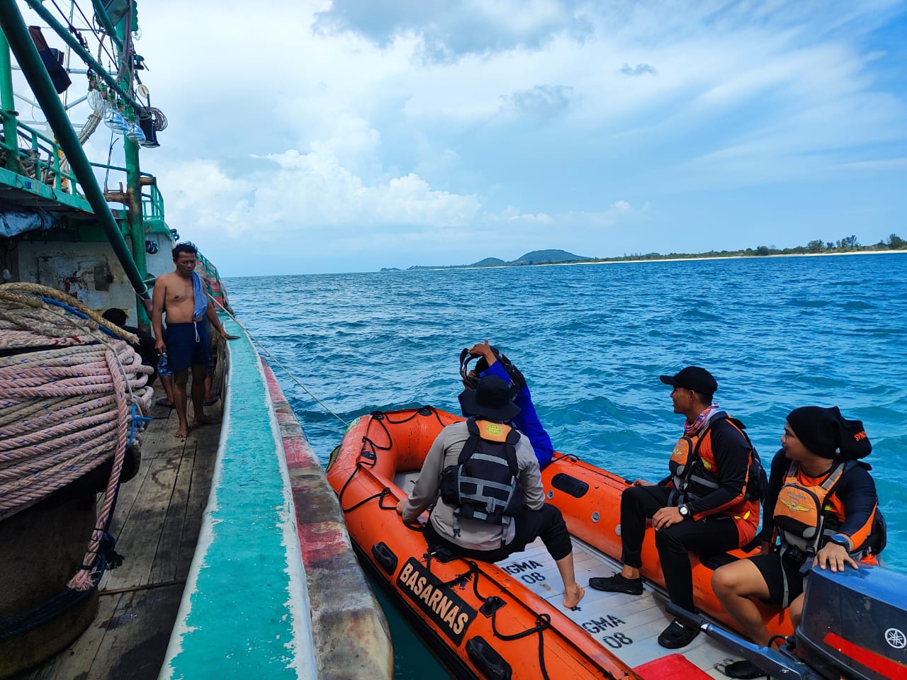 Satuan Pol Airud Polres Bangka Tengah Masih Lakukan Pencarian Crew Kapal yang Hilang Tiga Hari Lalu