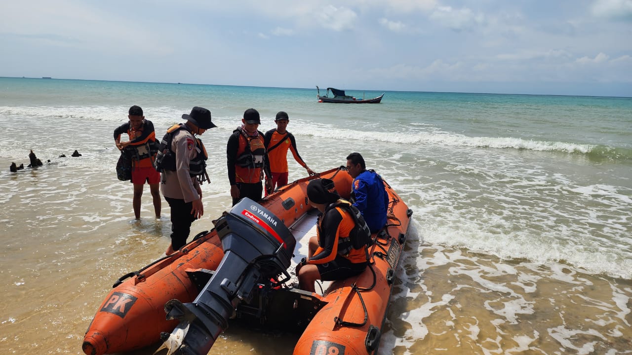 Satuan Pol Airud Polres Bangka Tengah Masih Lakukan Pencarian Crew Kapal yang Hilang Tiga Hari Lalu