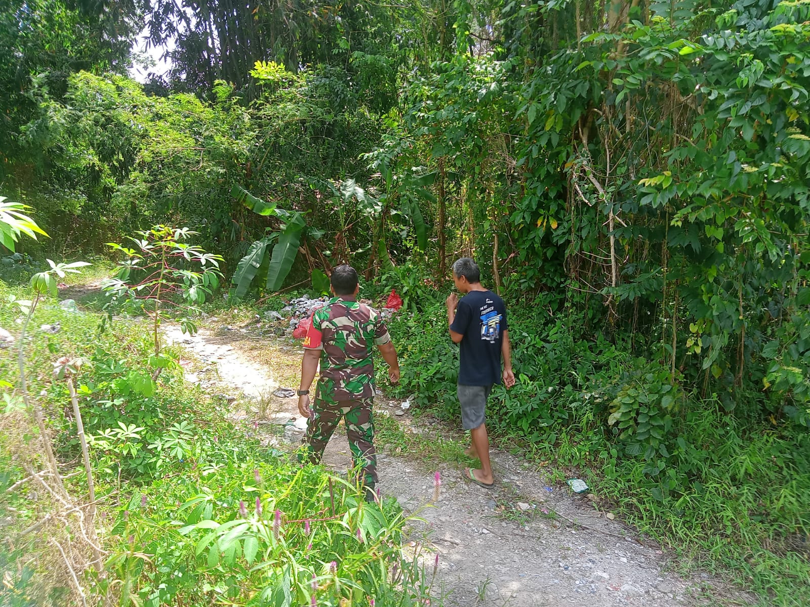 Cegah Kebakaran, Babinsa Dul Himbau Warga Tidak Membakar Sampah Sembarangan