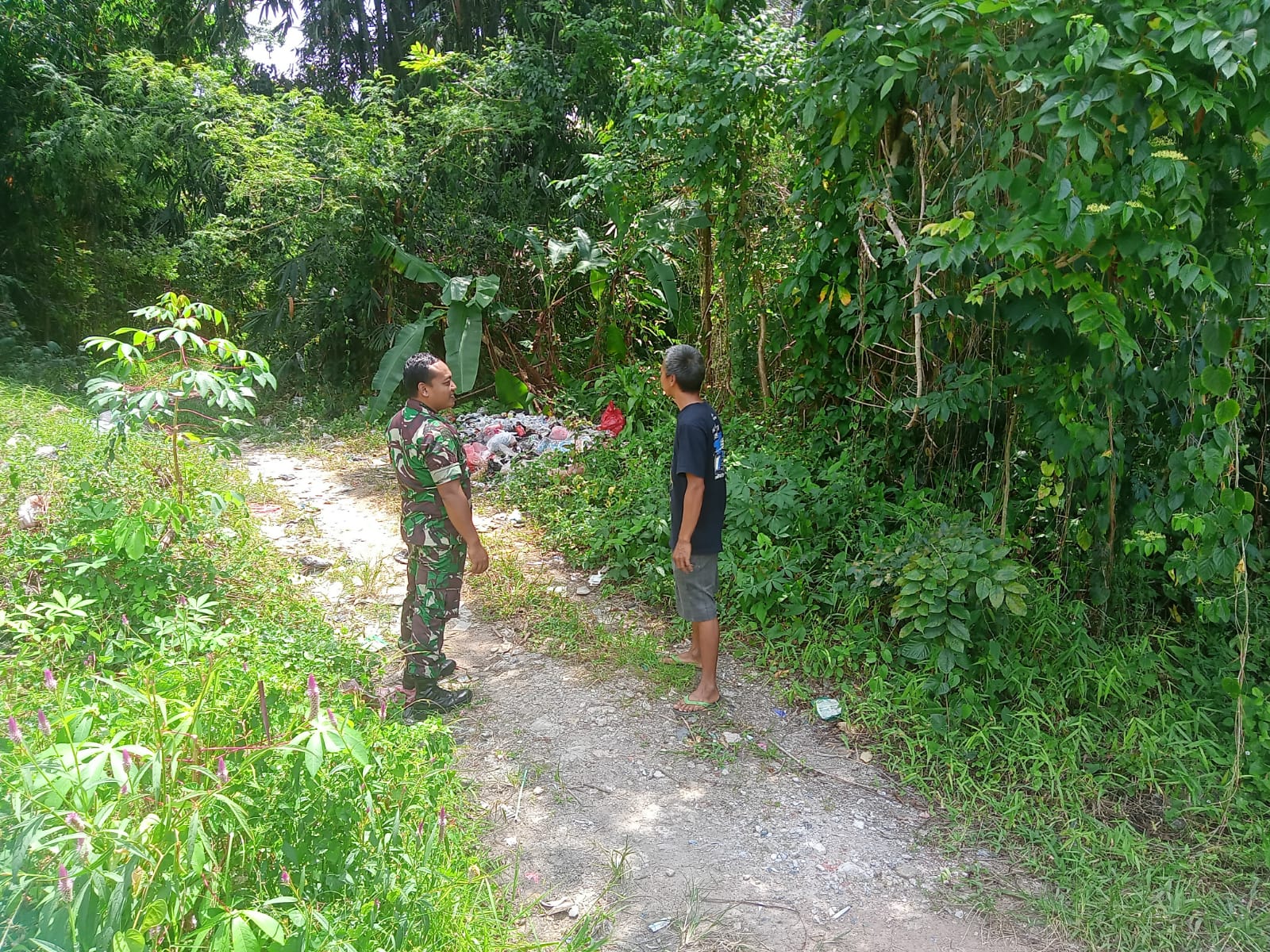 Cegah Kebakaran, Babinsa Dul Himbau Warga Tidak Membakar Sampah Sembarangan