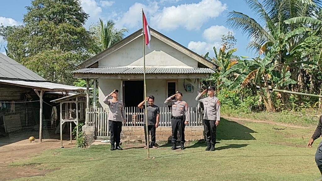 Patroli Merah Putih Presisi, Polsek Airgegas Bendera ke Warga