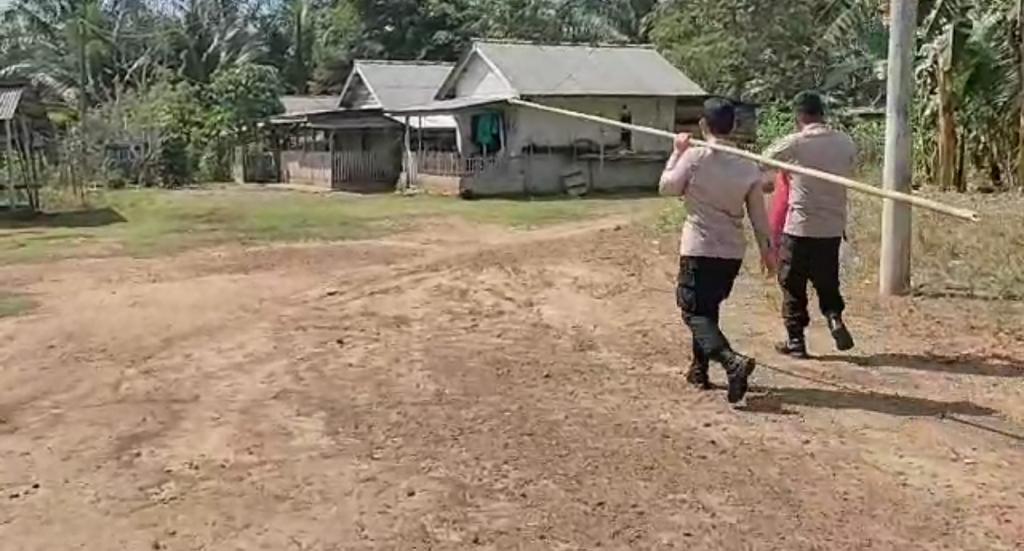 Patroli Merah Putih Presisi, Polsek Airgegas Bendera ke Warga