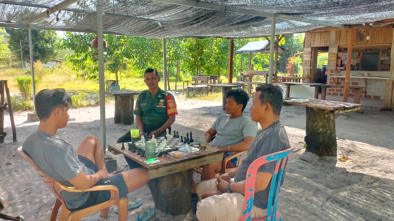 Menyambut HUT RI, Babinsa Mantung Himbau Warga Pasang Bendera Merah Putih