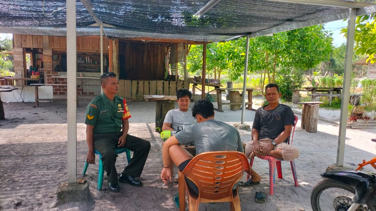 Menyambut HUT RI, Babinsa Mantung Himbau Warga Pasang Bendera Merah Putih