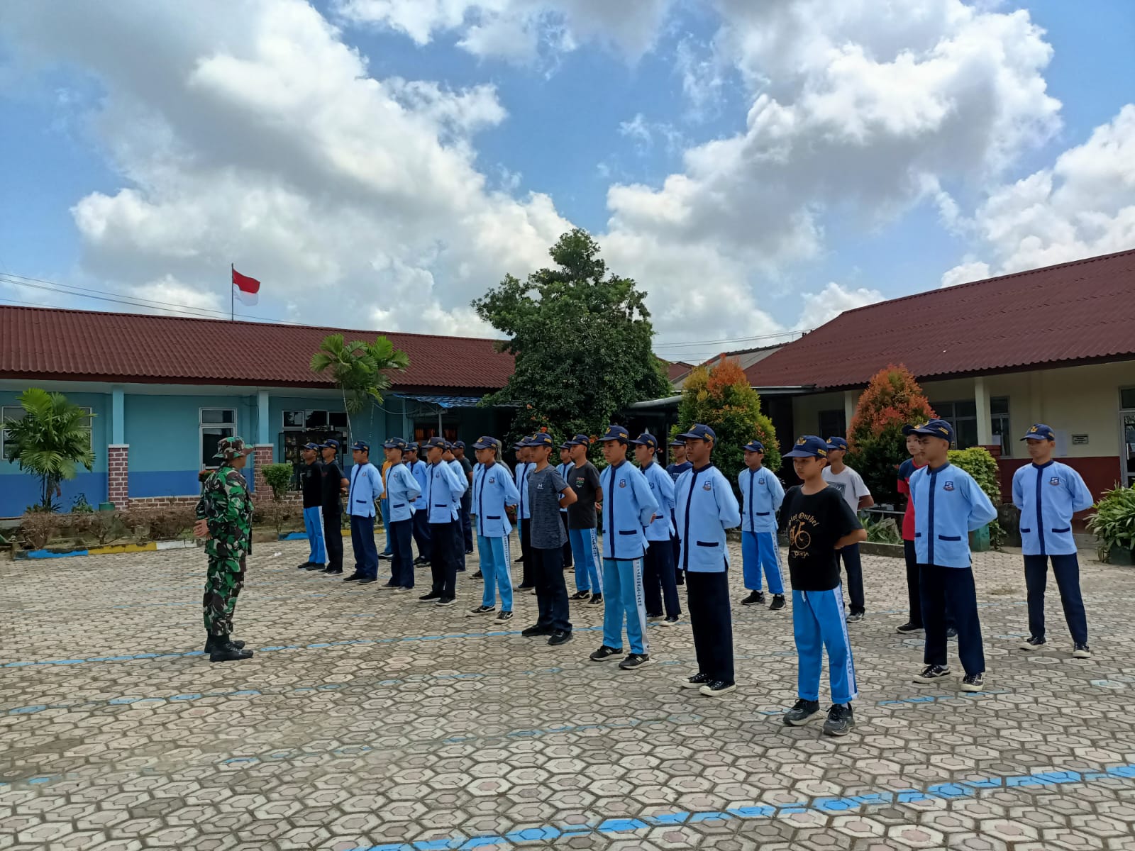 Menjelang HUT RI ke-78, Babinsa Koramil Jajaran Kodim 0413/Bangka Latih PBB Siswa/i SD, SMP dan SMA 