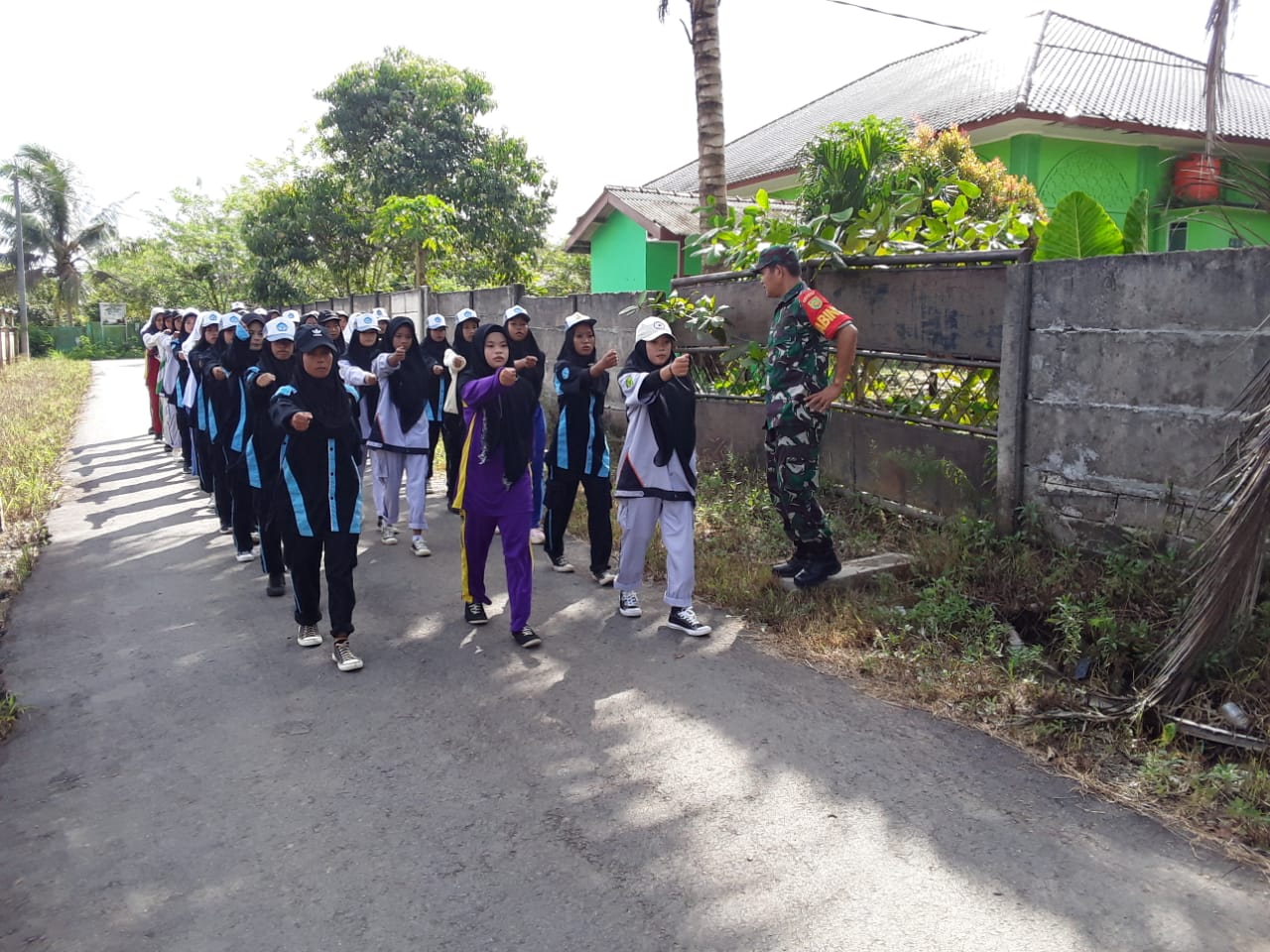 Menyambut Puncaknya HUT RI Ke - 78, Babinsa Mendo Barat Latihkan PBB Siswa/i SMK