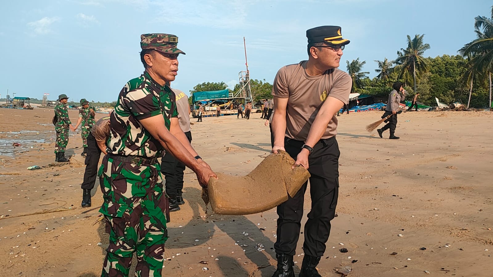 Polres Bangka Barat Ajak Masyarakat Bersih-bersih Sampah di Pantai Bangka Barat