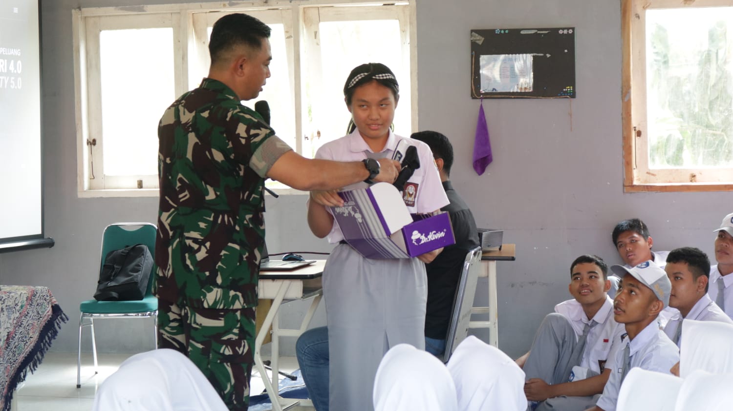 Terpancar Keceriaan Saat Dandim 0413/Bangka Kunjungi SMA N 2 Sungai Selan dan SMA N 1 Pangkalpinang