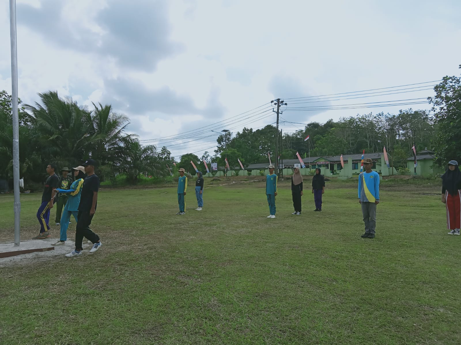 Jelang HUT RI ke-78, Babinsa Mendo Barat Latih PBB Paskibraka