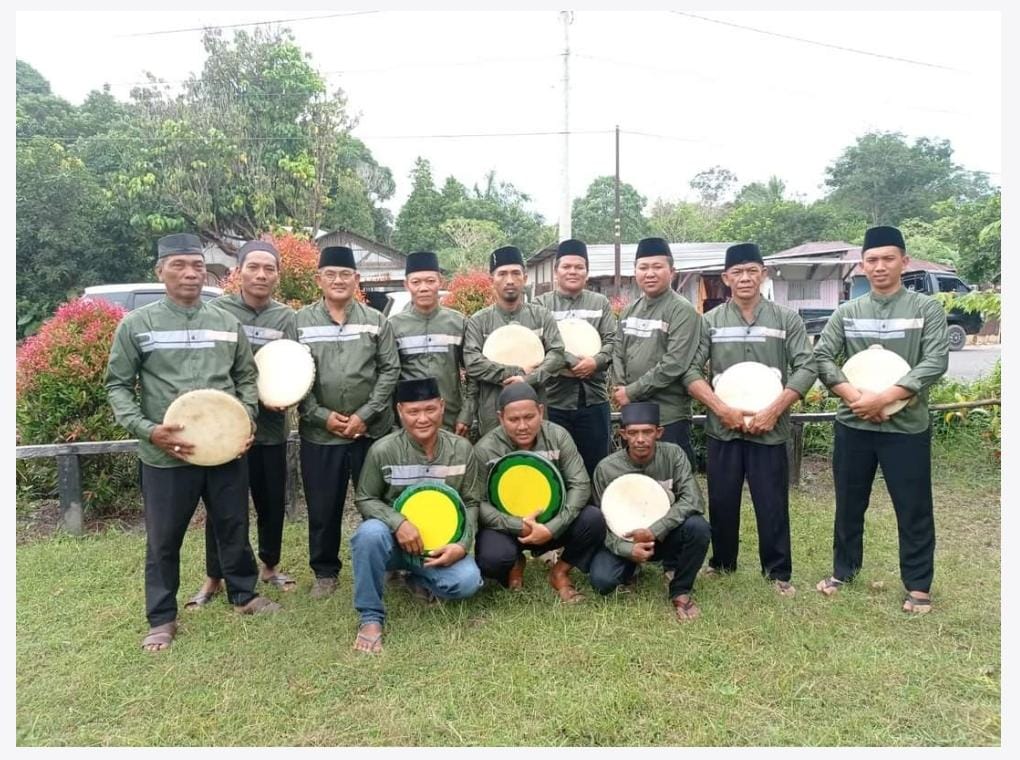 PT Timah Tbk Berikan Bantuan Kepada Kelompok Hadrah Desa Padang