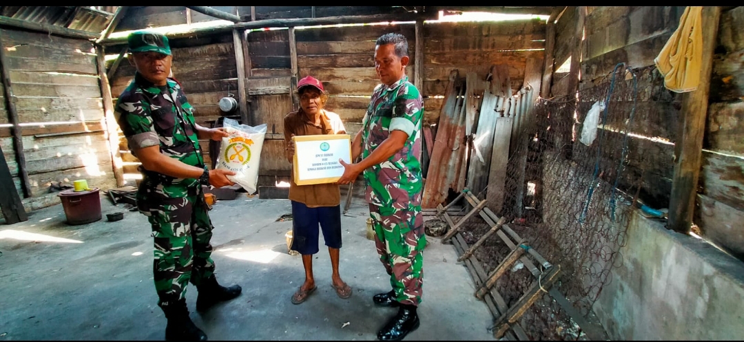 Geber Berkah Dandim 0413/Bangka di HUT Kemerdekaan RI ke-78 Berbagi Paket Sembako dengan Lansia