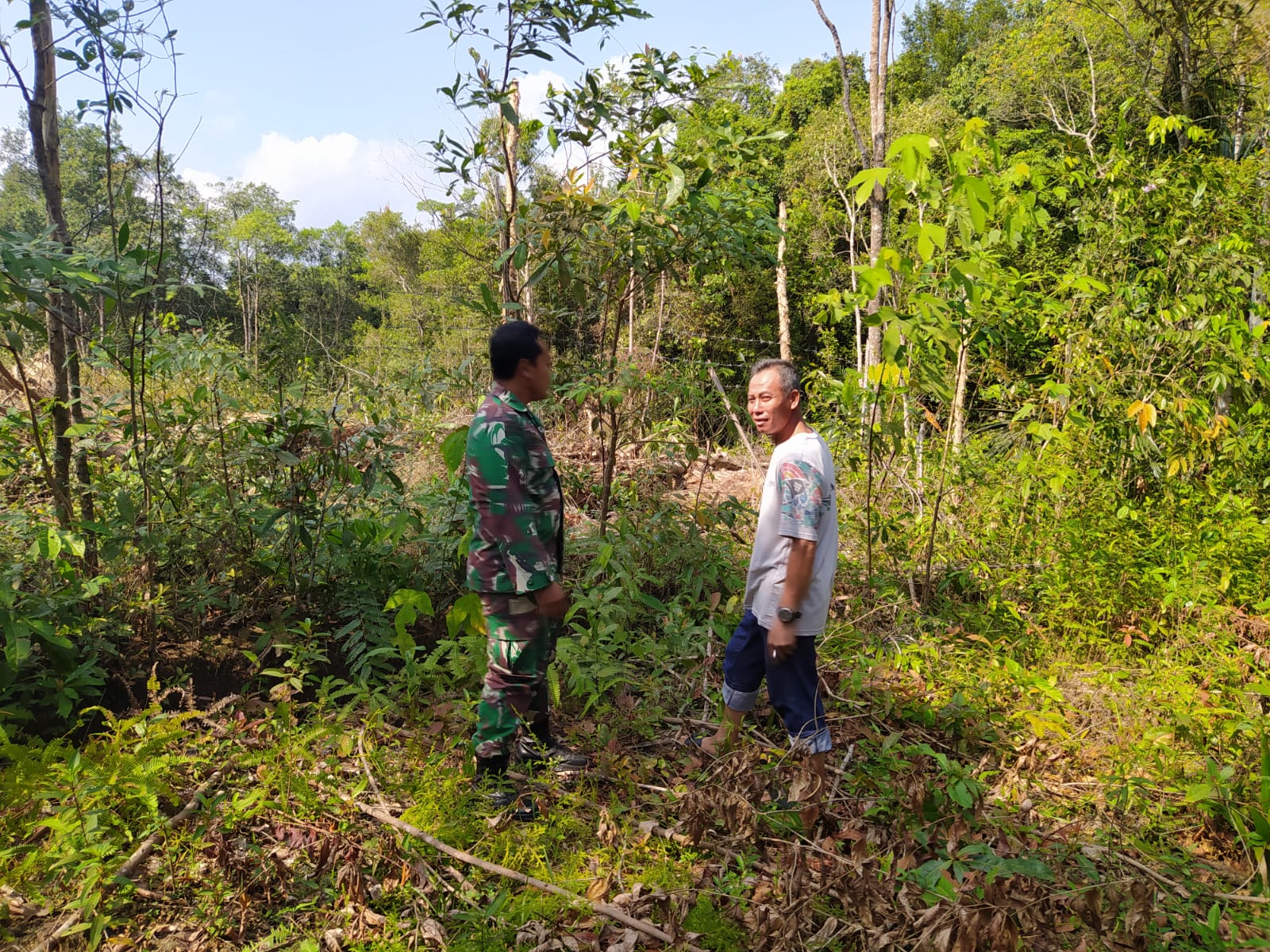 Cegah Adanya Kebakaran Hutan Babinsa Air Mesu Bersama Warga Laksanakan Pemantauan Lahan Kering