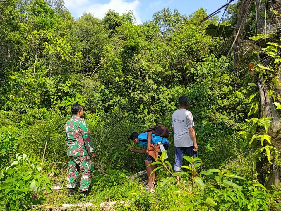 Cegah Adanya Kebakaran Hutan Babinsa Air Mesu Bersama Warga Laksanakan Pemantauan Lahan Kering