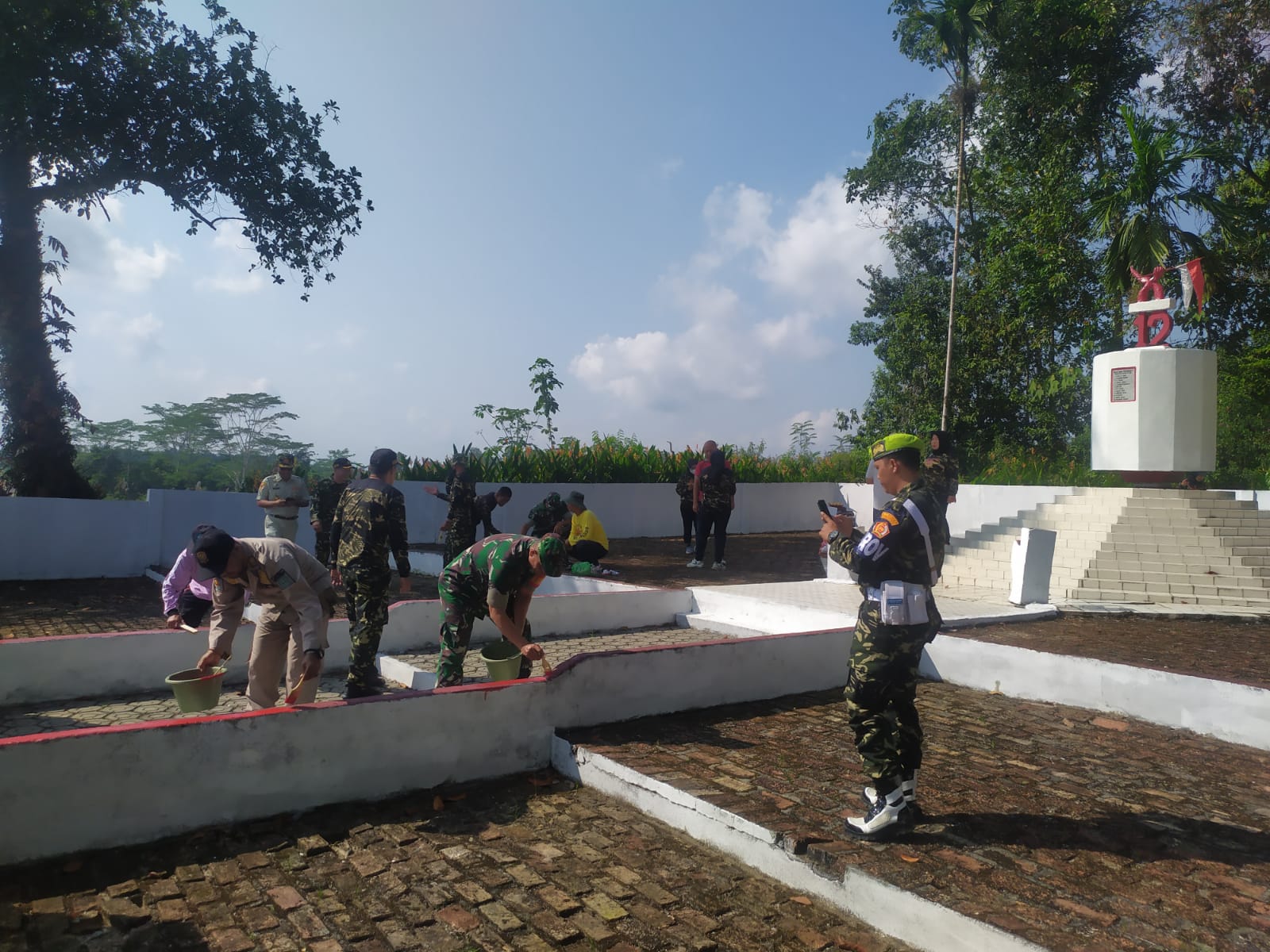 Tumbukan Kembali Semangat Gotong Royong Di Perayaan HUT RI Ke 78, Koramil 04/Mendo Barat Bersihkan Taman Makam Pahlawan 12