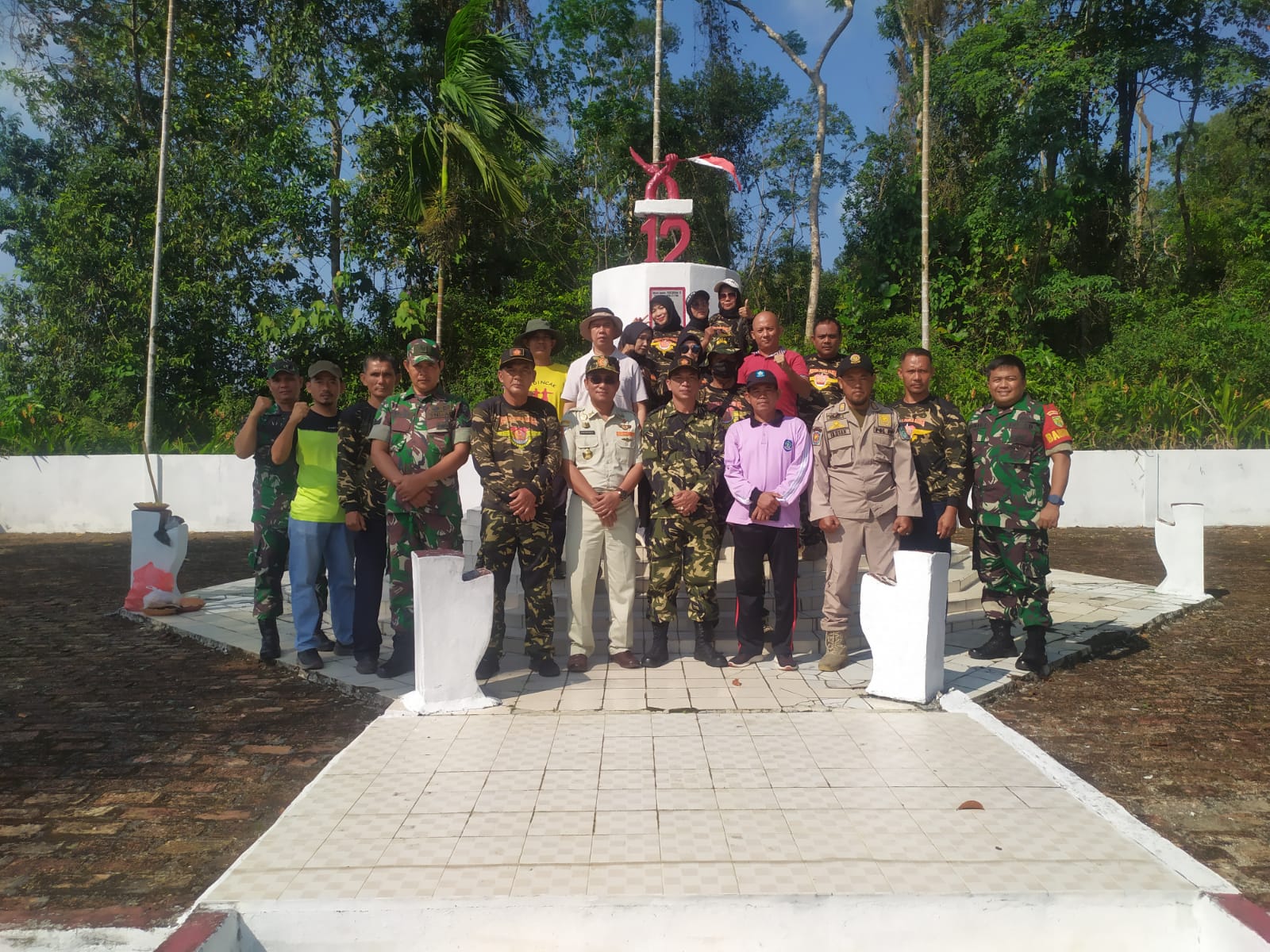 Tumbukan Kembali Semangat Gotong Royong Di Perayaan HUT RI Ke 78, Koramil 04/Mendo Barat Bersihkan Taman Makam Pahlawan 12