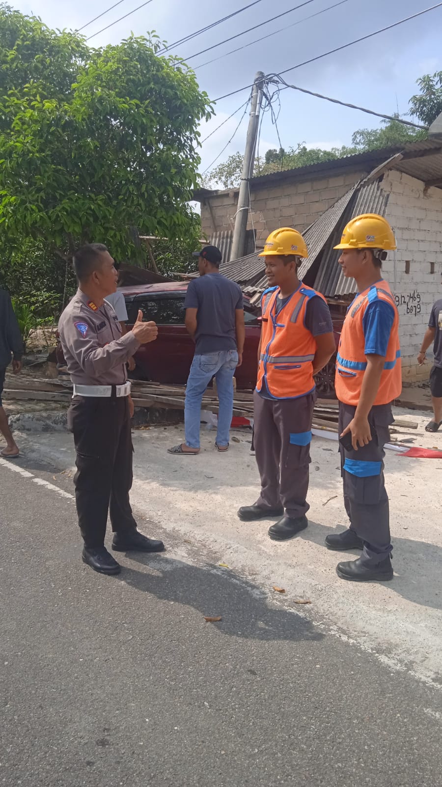 Kecelakaan Tunggal Mobil Daihatsu Terios Menabrak Bengkel, Pemilik Bengkel dan Anaknya Alami Luka-luka