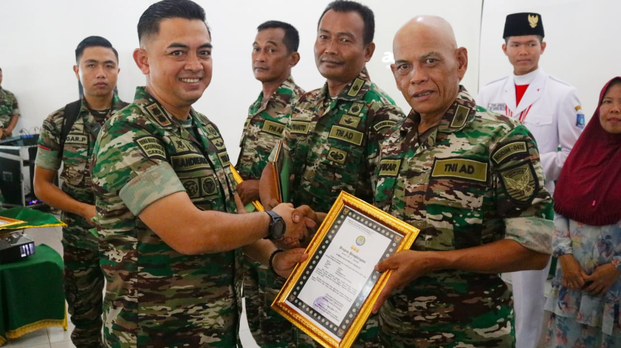 Sukses Melatih Pelajar Ikut Paskibraka Tingkat Nasional, Empat Personel Kodim 0413/Bangka dapat Penghargaan Dari Dandim 0413/Bangka