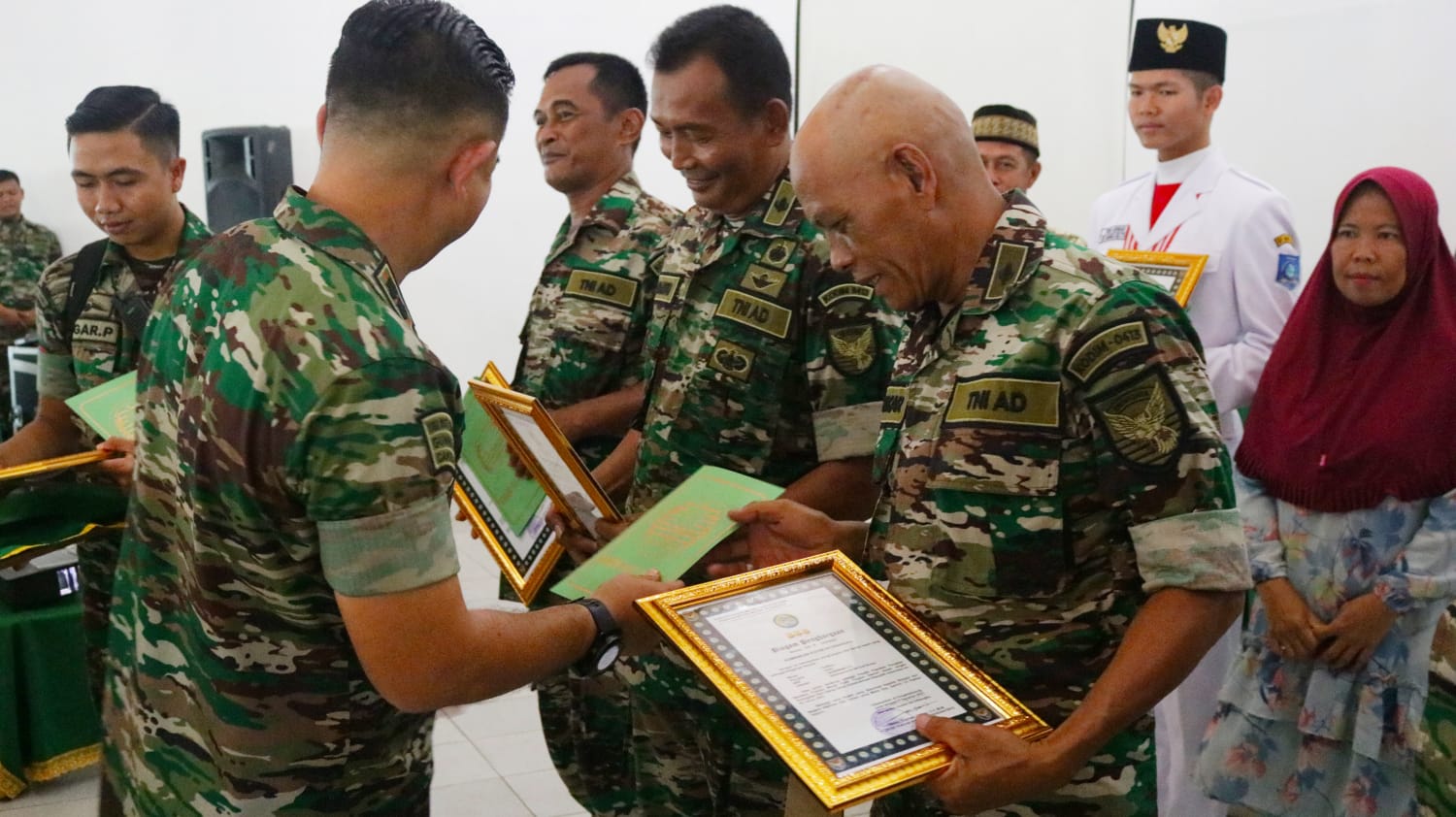 Sukses Melatih Pelajar Ikut Paskibraka Tingkat Nasional, Empat Personel Kodim 0413/Bangka dapat Penghargaan Dari Dandim 0413/Bangka