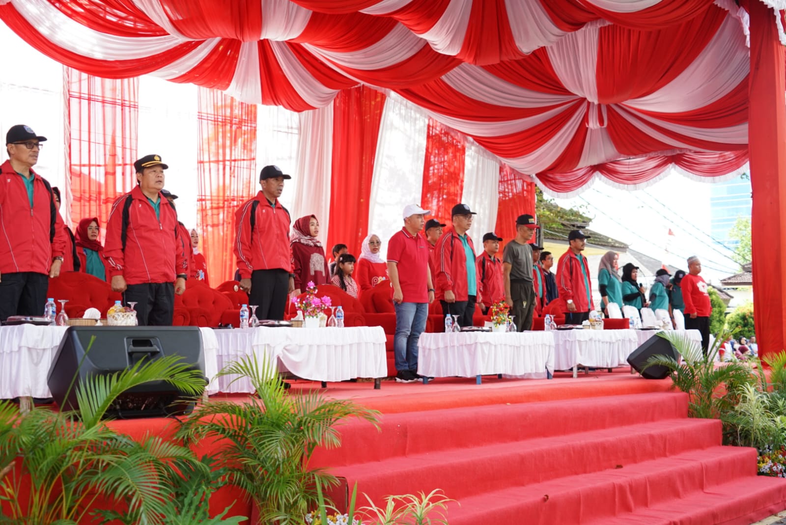 Semangat Beri Hormat Dan Menyapa Peserta Pawai Baris Berbaris, Wako Molen Pesankan Mental Yang Tangguh