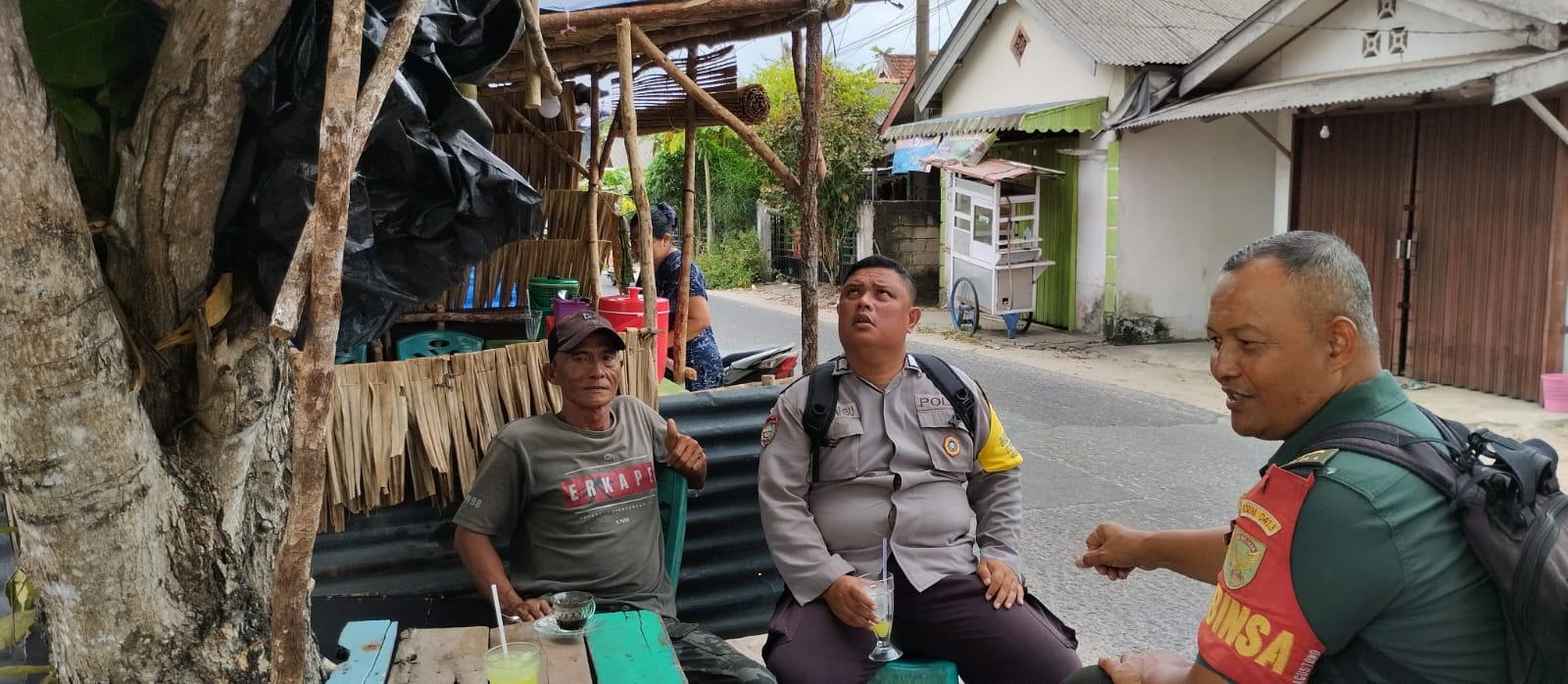 Komunikasi Sosial (Komsos) Oleh Babinsa Sungailiat Bersama Bhabinkamtibmas Salah Satu Bentuk Sinergitas